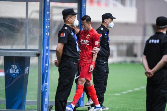 【红牌始末】徐新接受判罚海港忙安抚 就怕搞起人斗