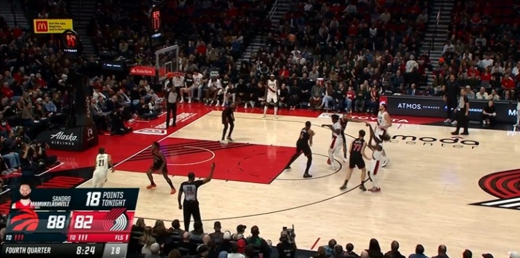 官方网站-火力全开！朱·霍勒迪里突外投再得7分 帮助球队顽强咬住