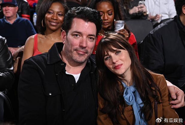 著名女演员观战洛城德比！她被誉为美国甜心 哈士奇蓝眼睛超迷人|佐伊-丹斯切尔|湖人|佐伊·丹斯切尔|洛杉矶快船队|洛杉矶湖人队_新浪体育_新浪新闻