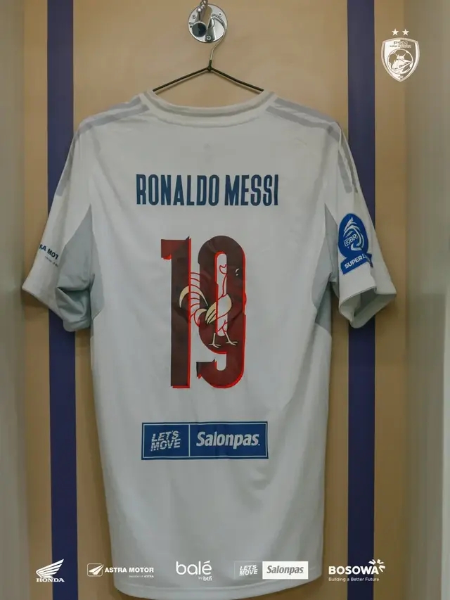 开云体育-梅罗一体？印尼球员卡卡·罗纳尔多·梅西走红 球衣照获2.6万点赞