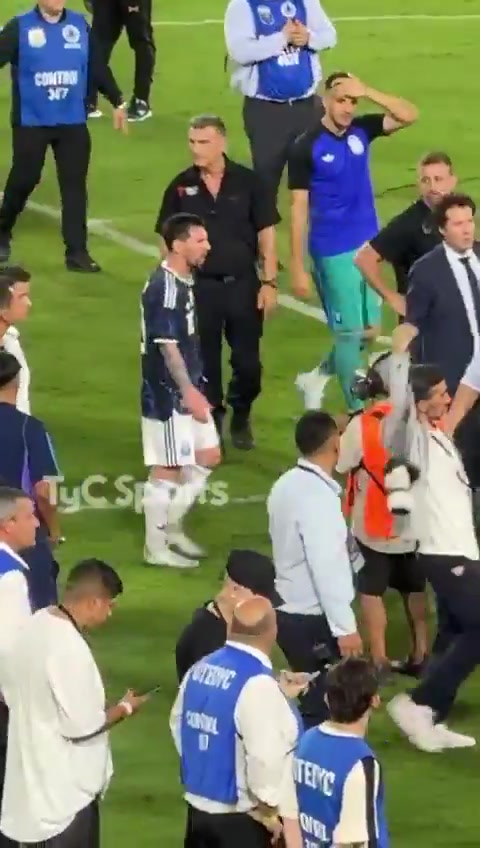 kaiyun 官网-上场曾被毛里塔尼亚包围！今日梅西被安保围住保护，梅西有些不满