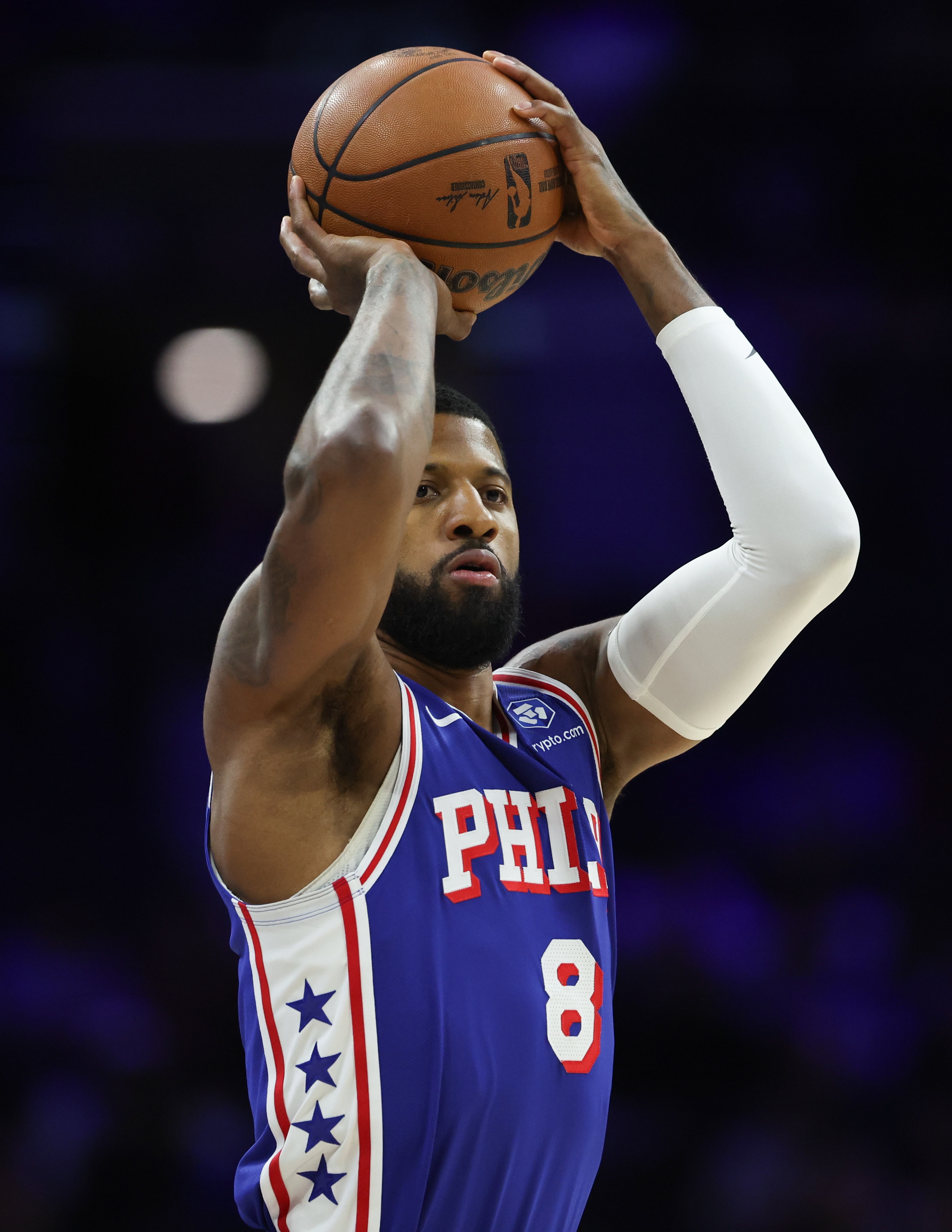 乔治最近6场场均25.8分6.5篮板4助攻3抢断 投篮50% 三分44.1%